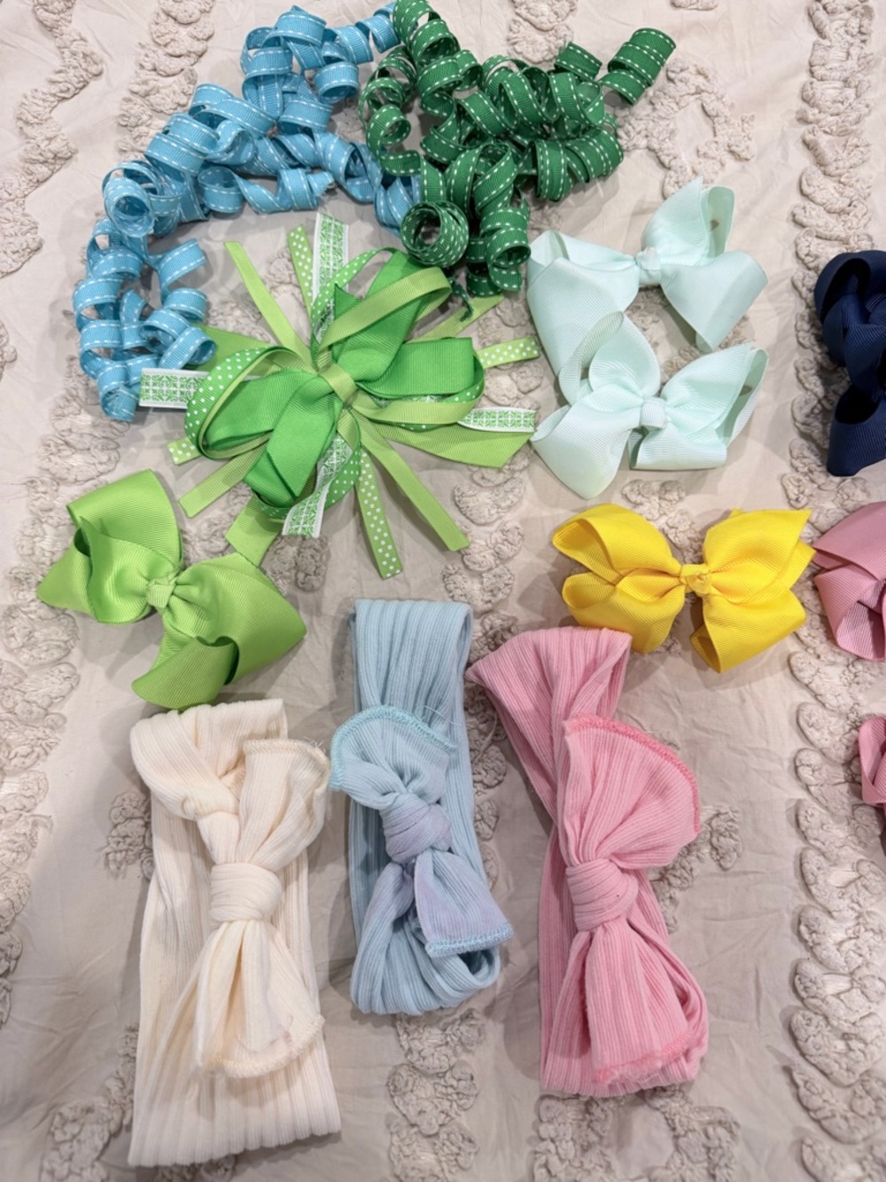 Multi-Color Girls Hair Bow Set — Assorted Ribbon Clips - Picture 5 of 6